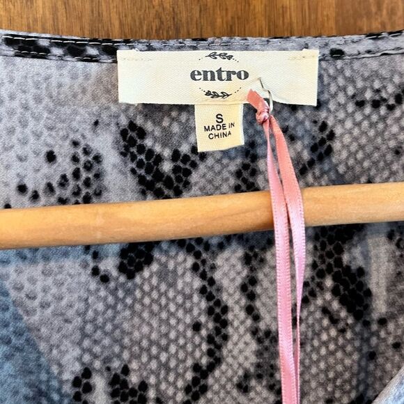 New Entro | Women’s Snake Print Bell Sleeve Top Small - Picture 8 of 12